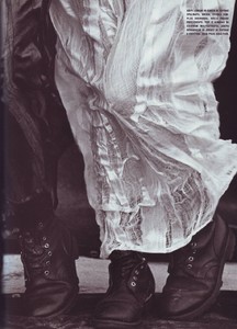 3Vogue_Italia_May_1999_A_windy_summer_by_Peter_Li.jpg