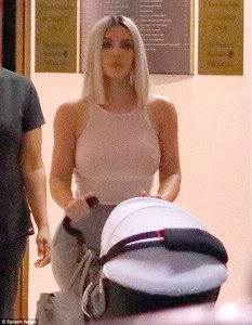 48D385B100000578-5345673-First_sighting_Kim_Kardashian_has_taken_her_baby_Chicago_out_in_-m-98_1517597040979.jpg