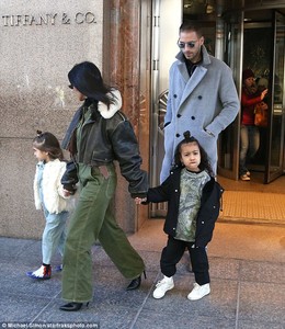 48DB68E100000578-5348821-Additions_The_eldest_of_the_Kardashian_clan_accessorized_with_a_-a-39_1517703924703.jpg