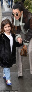 48E2693A00000578-5350861-Two_peas_in_a_pod_Kourtney_alongside_a_smiling_Penelope_Disick_w-a-11_1517783933080.jpg