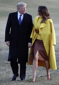 48E9534000000578-5354089-The_first_couple_give_each_other_a_look_as_reporters_watch_them_-a-91_1517873735986.jpg