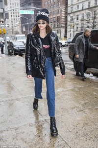 48F7D92100000578-5364011-Stepping_out_in_style_Kaia_Gerber_showcased_yet_another_runway_r-a-16_1518042513826.thumb.jpg.7cedaed55f8e9a77415ff7a48c3ce3ad.jpg