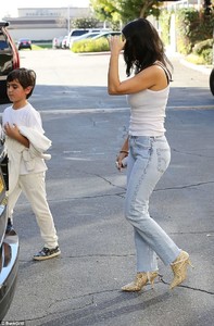 48F9CE6500000578-5365295-Keeping_an_eye_on_him_She_had_stepped_out_with_her_eight_year_ol-m-43_1518054663426.jpg