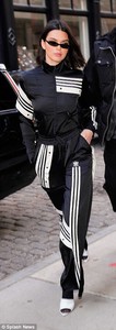 48FF8DF900000578-5368411-When_you_got_it_Kendall_s_turtlenecked_tracksuit_featured_white_-m-34_1518107417655.jpg