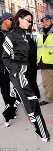 48FF8DFD00000578-5368411-When_you_got_it_Kendall_s_turtlenecked_tracksuit_featured_white_-m-32_1518107403434.jpg