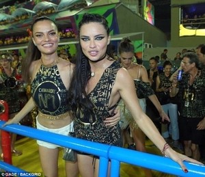 491E906300000578-5380319-Bold_look_Adriana_Lima_right_and_Barbara_Fialho_left_opted_for_d-m-131_1518434240767.jpg