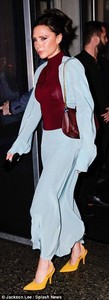 491ECF9400000578-5380003-No_blues_here_Victoria_Beckham_showcased_her_sartorial_flair_as_-a-27_1518430111282.jpg