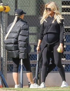 493720FB00000578-5392253-More_advice_Khloe_seemingly_gave_Kim_some_batting_tips-m-132_1518637612789.jpg