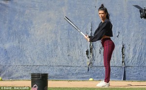 49372AA900000578-5392253-In_the_moment_Kourtney_enjoyed_batting_practice_with_white_sneak-m-93_1518636156335.jpg