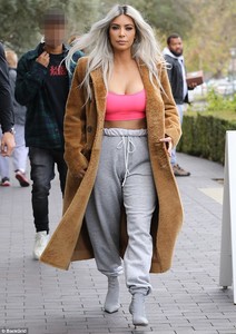 4939501F00000578-5393519-Chic_outing_Kim_Kardashian_was_spotted_on_Wednesday_heading_insi-m-84_1518664494845.jpg