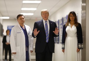 494D509F00000578-5402363-President_Donald_Trump_and_first_lady_Melania_Trump_visit_with_D-a-154_1518851458126.jpg