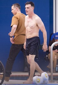 4957758F00000578-5407679-Cannonball_Finn_Wittrock_stripped_down_to_his_swim_shorts_and_ho-a-60_1519023994250.jpg