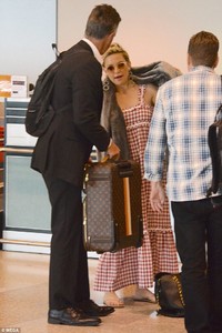 4965232A00000578-5412013-Style_The_Almost_Famous_star_also_carried_a_Louis_Vuitton_suitca-a-49_1519122319587.jpg