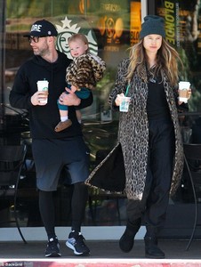 497625E000000578-5420365-Behati_Prinsloo_was_pictured_out_on_Wednesday_with_husband_Adam_-m-58_1519264287859.jpg