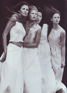 4Vogue_Italia_May_1999_A_windy_summer_by_Peter_Li.jpg