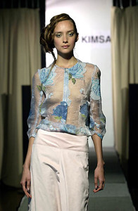 5a75a9cd1bde3_MicheKimsaSS2001NYFW2.thumb.jpg.427f774fcd79fa2f1af020b77826c3c4.jpg