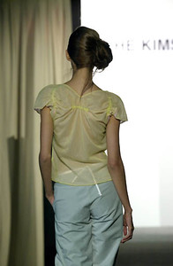 5a75a9d262e08_MicheKimsaSS2001NYFW6.thumb.jpg.63ce7f27c495a786e5f295c914ca9d24.jpg