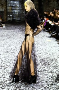 5a773be381eff_ALEXANDER-MCQUEEN-FALL-2000-karolina(3).thumb.jpg.f218672ab1af517ba3fb1340e3c60110.jpg