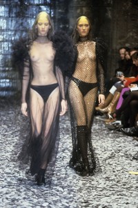 5a773bf9dd8a9_ALEXANDER-MCQUEEN-FALL-2000-karolina(3).thumb.jpg.cdab2850eb61fa20966028a8b0b5f4f8.jpg