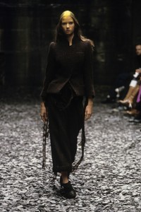 5a773c218a7b8_ALEXANDER-MCQUEEN-FALL-2000-karolina(1).thumb.jpg.953ed9b11db01693bc7f80121e5c62bc.jpg