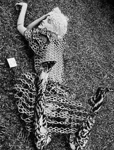 5a77539144d06_VogueBrazilFebruary20188.thumb.jpg.508bb555e2141664069998d49ffc55ed.jpg