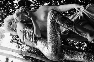 5a77539413b21_VogueBrazilFebruary201810.thumb.jpg.4285a1cd97ecf903552ae61edde5ae50.jpg