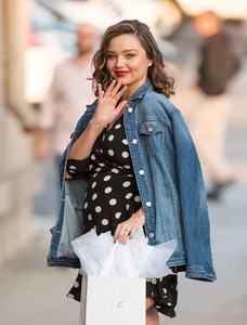 5a7b460e21c01_Miranda-Kerr-Leaves-at-Jimmy-Kimmel-Live--12.thumb.jpg.2db342c7b23caa832eeb73229eceb1a4.jpg