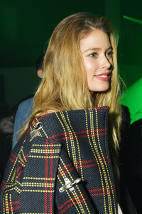 Doutzen+Kroes+Raf+Simons+Front+Row+February+_xNfY6uMrEdx.jpg