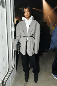 Liya+Kebede+Raf+Simons+Front+Row+February+hUb_v8jWMY7x.jpg