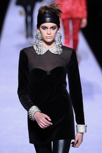 5a7d5a7f3f1ea_KaiaGerberTomFordWomenRunwayFebruaryVM6bshs-u9Nx.thumb.jpg.534ae75c15ab12f611b8276e3e1b8764.jpg