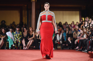 Ashley+Graham+Christian+Siriano+Runway+February+OgVtm8lc7ZZx.jpg