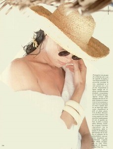 5a8097be8cb33_VOGUEItaliaJune1988lestrategiedeldopomichelcomte03.thumb.jpg.fabdf589eb876ff48803ce7998996f77.jpg