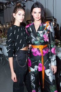 5a8205770a4ac_Kaia-Gerber-Sandra-Choi-and-Virgil-Abloh-host-NYFW-Dinner--03.thumb.jpg.180e0a81678219dc9720df6b4d6fb0a6.jpg