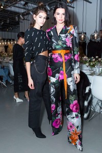 5a8205920a417_Kaia-Gerber-Sandra-Choi-and-Virgil-Abloh-host-NYFW-Dinner--04.thumb.jpg.2030d22c171da308161ae0ee5b4557c3.jpg