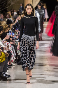 5a8312c9215af_OscardelaRentaFall2018HjFExXbt5xdx.thumb.jpg.a3888f0800501079054b7d7665729181.jpg