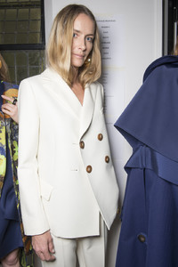 5a84b9fa98783_MaisonRabihKayrouzFall2018BackstageUBwufpJMqlnx.thumb.jpg.6dc59665e183dd0051b6079f38bfbcc8.jpg
