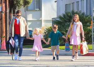 Jennifer+Garner+out+and+about+WfSO_pB3nCXx.jpg