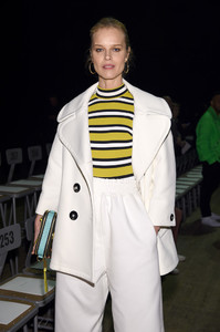 Eva+Herzigova+Marc+Jacobs+Fall+2018+Show+Front+1YqJIOgYZpWx.jpg