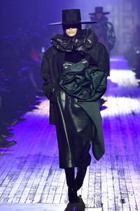 5a852be15ac49_KaiaGerberMarcJacobsFall2018Show6iBp6hPqK-9x.thumb.jpg.e0a90aa09631386e9625ae121e05b509.jpg