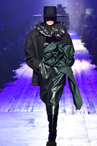 5a852bf9882a9_KaiaGerberMarcJacobsFall2018ShowaR6Qp_LF70Bx.thumb.jpg.443614f009985a5ba489f360cb4f5c5d.jpg