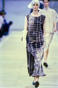 5a85e8899d6fe_COMME-DES-GARCONS-SPRING-1992-RTW-64-ANNELIESE-SEUBERT-CN10044253(1).thumb.jpg.00736befa725ebd03fbff4f3cc4dbe0f.jpg