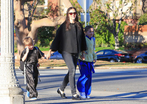 Jennifer+Garner+out+and+about+__BHvoGqpiCx.jpg