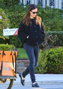 Jennifer+Garner+out+and+about+IQlYqOd65fex.jpg