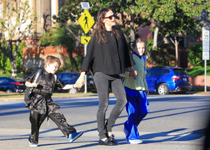 Jennifer+Garner+out+and+about+KvWgQlQFpSZx.jpg