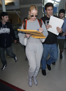 Iggy+Azalea+at+LAX+jym9L9Wo6unx.jpg