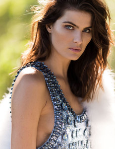 Elle Italia March 2018 2.jpg