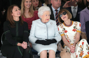 Anna+Wintour+Queen+Presents+Inaugural+Queen+KBXEqEiq5aux.jpg