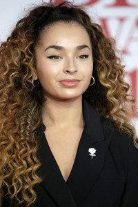 Ella+Eyre+BRIT+Awards+2018+Red+Carpet+Arrivals+pbIjTfrymHvx.jpg