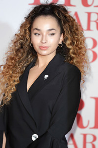 Ella+Eyre+BRIT+Awards+2018+Red+Carpet+Arrivals+QCsDapqWT2Fx.jpg