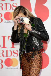 Alice+Dellal+BRIT+Awards+2018+Red+Carpet+Arrivals+wRf9phPHBu5x.jpg